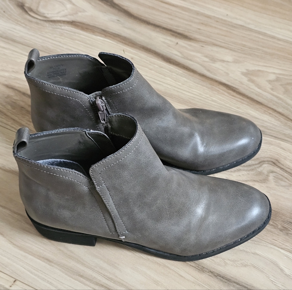 American Rag "Cadee" Gray Ankle Bootie Womens Size 7.5